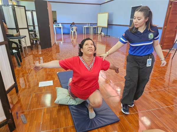 Ejercicio de movilidad guiado durante una jornada de salud de la Universidad de Costa Rica